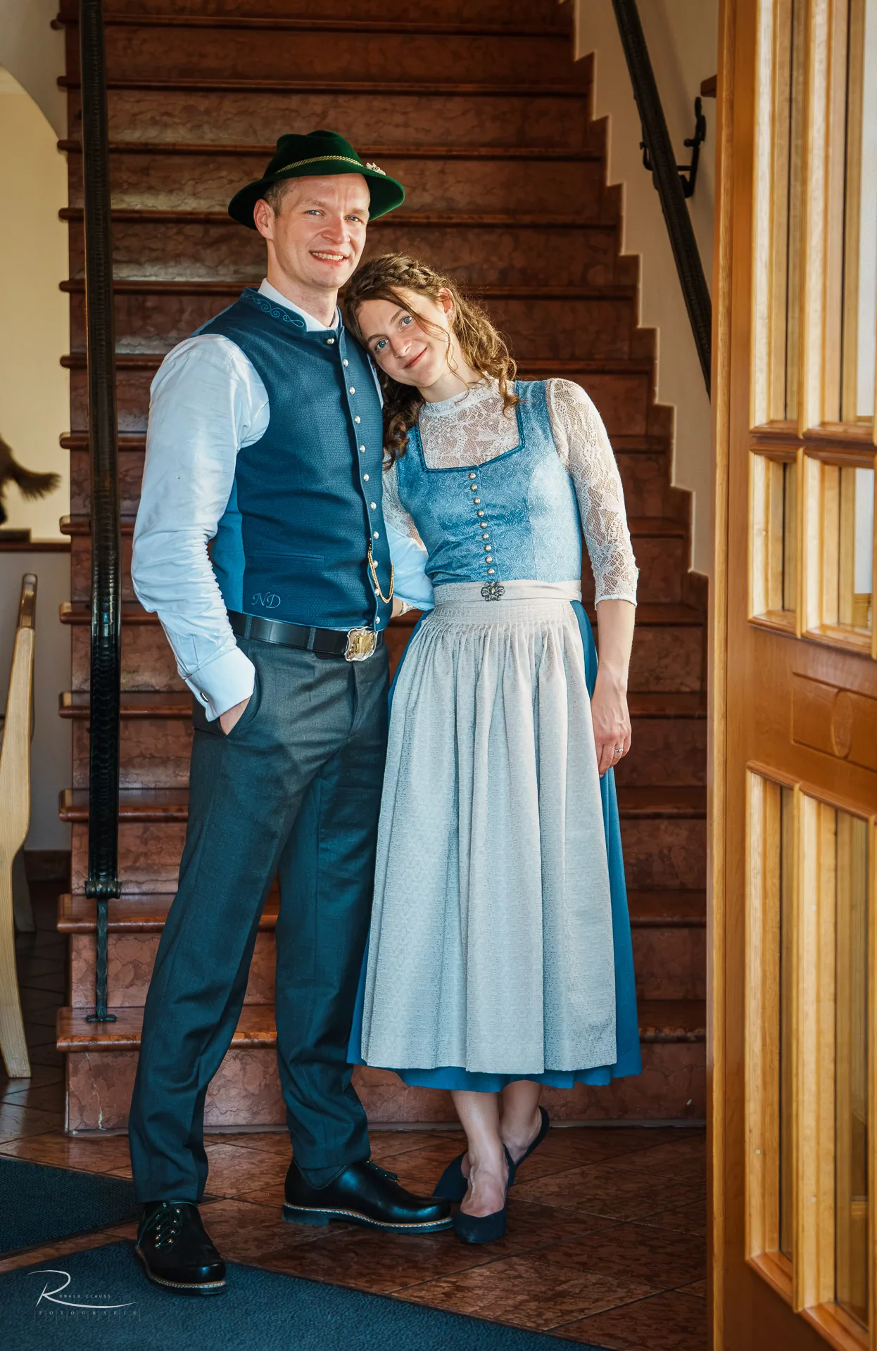 Julia & Nikolas als Brautpaar auf der Treppe